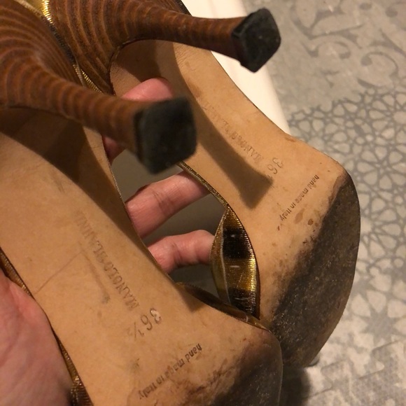[Manolo Blahnik] Gold Heels - Picture 5 of 8